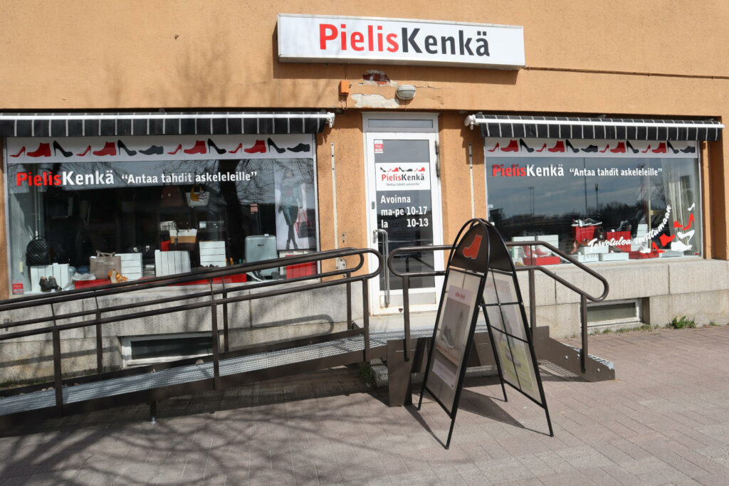 Pielis Kenkä kenkäkauppa Nurmeksessa näyteikkunat.